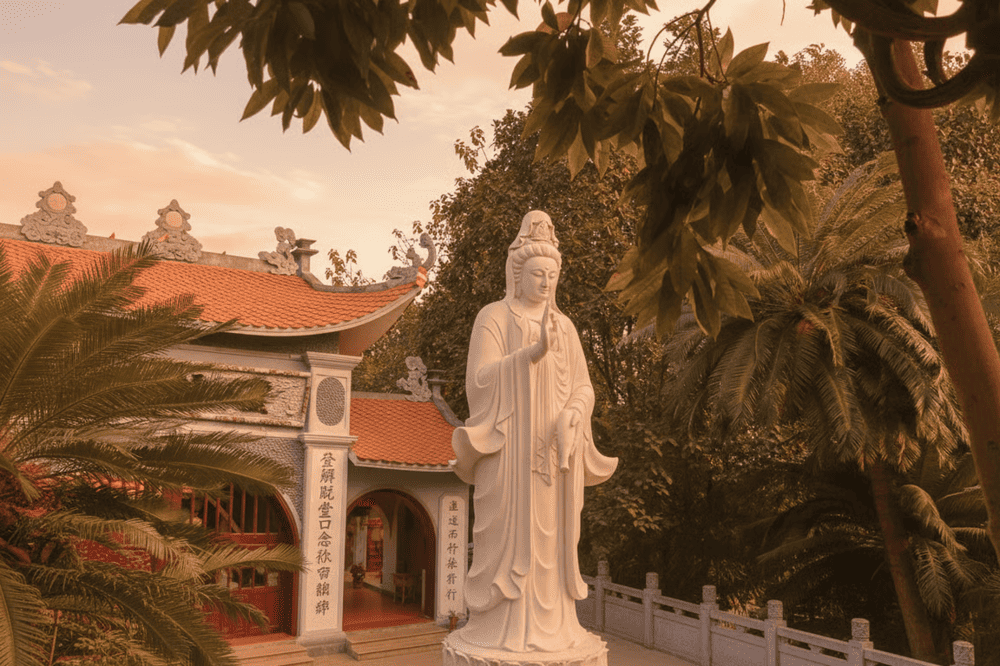 Chùa Linh Thông tọa lạc trên đảo Ngọc